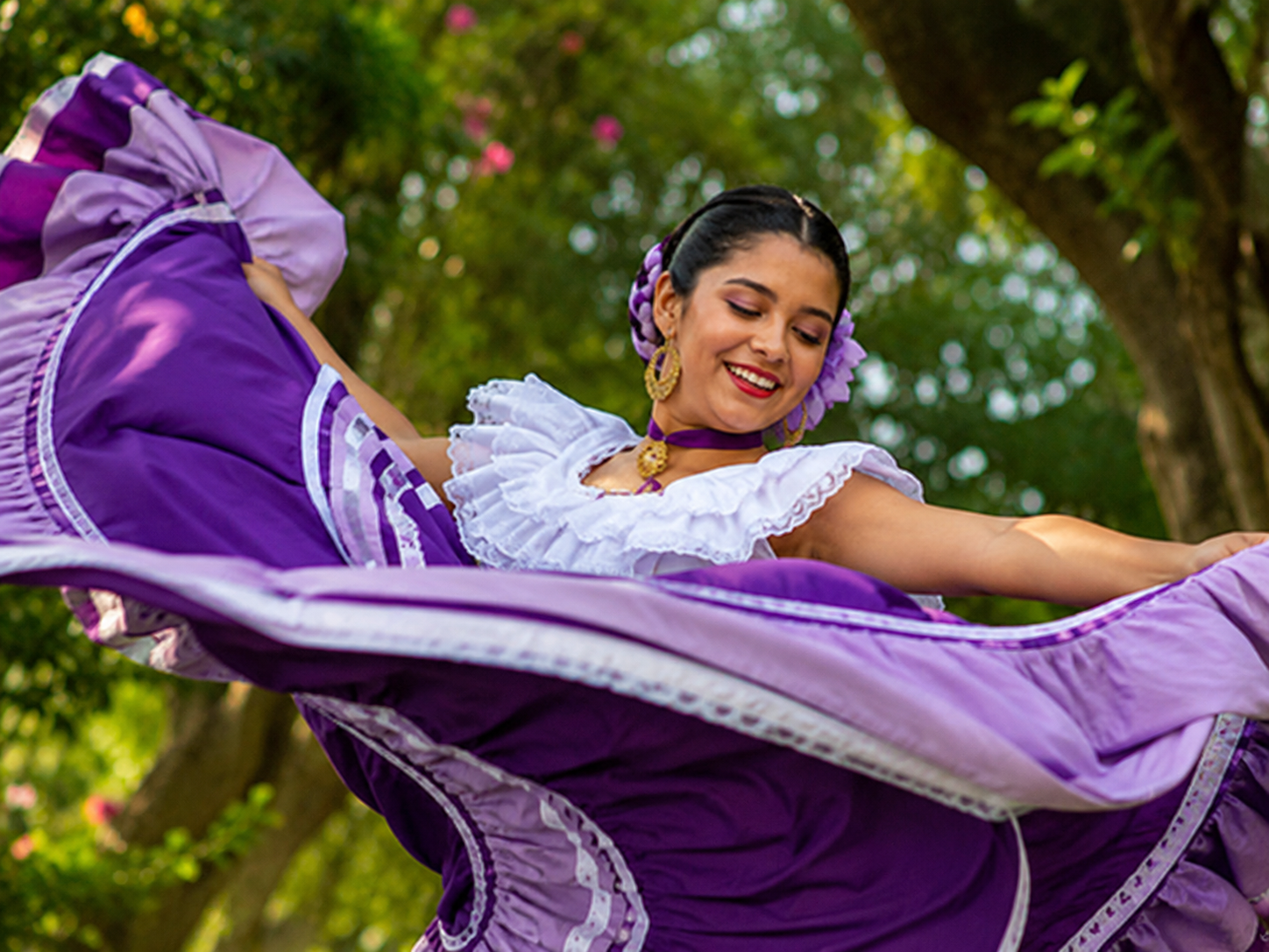 Bailarina de danza folclórica guanacasteca con vestido morado