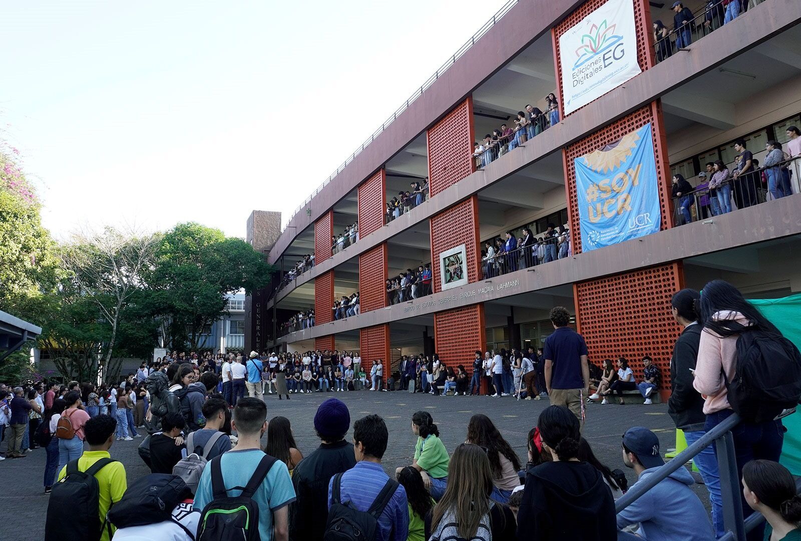 Estudiantes participando en una batalla de aura en el Pretil de la Universidad de Costa Rica