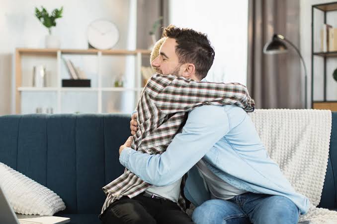 Dos personas abrazándose como representación de vínculo, cercanía y seguridad emocional