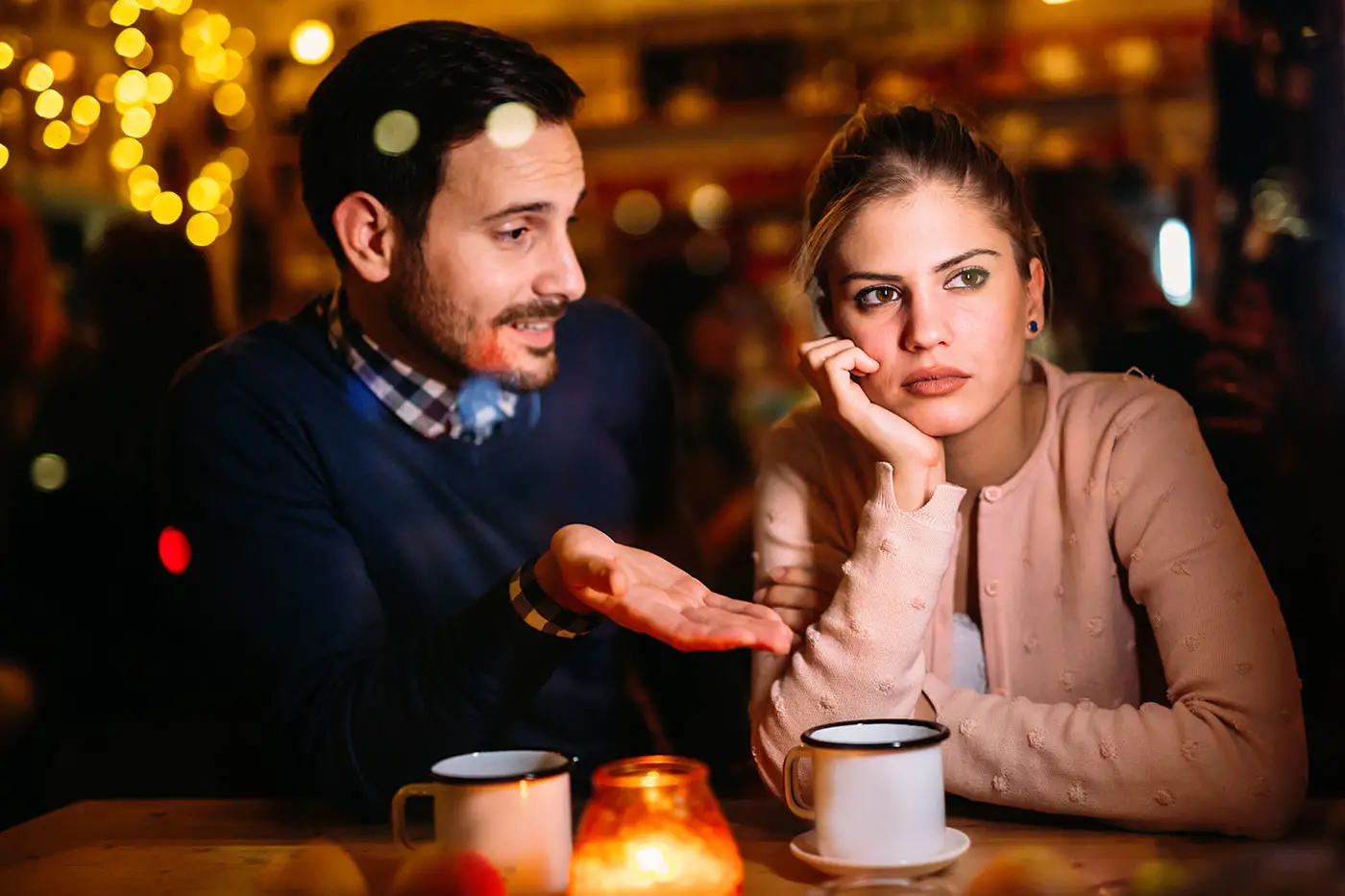 Pareja reflexionando sobre la disminución del deseo y la intimidad sexual